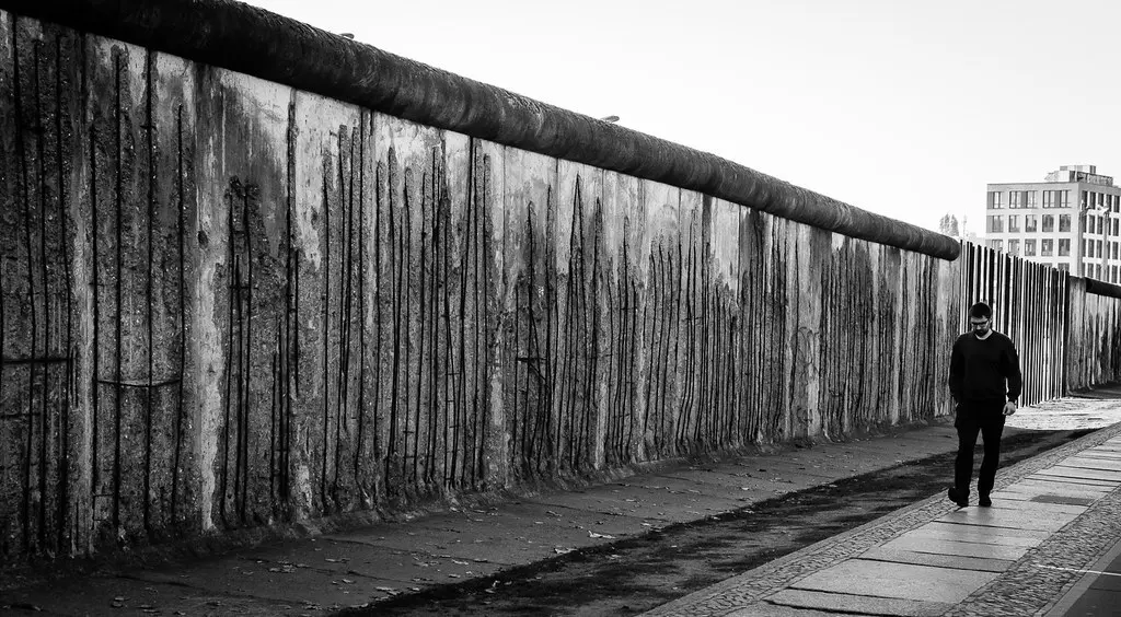 Das SED-Regime lies die Berliner Mauer bauen, um sicher zu stellen, dass niemand in den Westen auswanderte