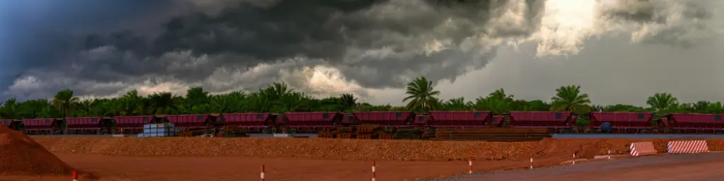Eisenbahnwaggons für den Bauxiterz-Transport. Guinea, Afrika