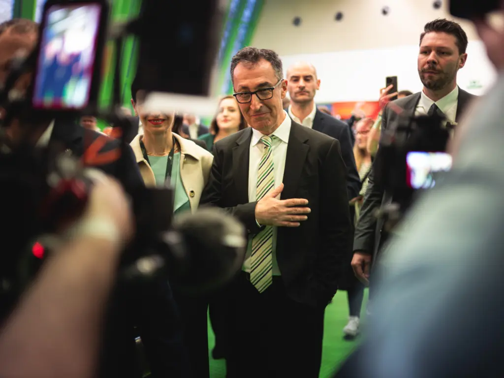 Nach einem Kopf-an-Kopf-Rennen feiert Cem Özdemir seinen Wahlsieg auf der Grünen-Wahlparty.