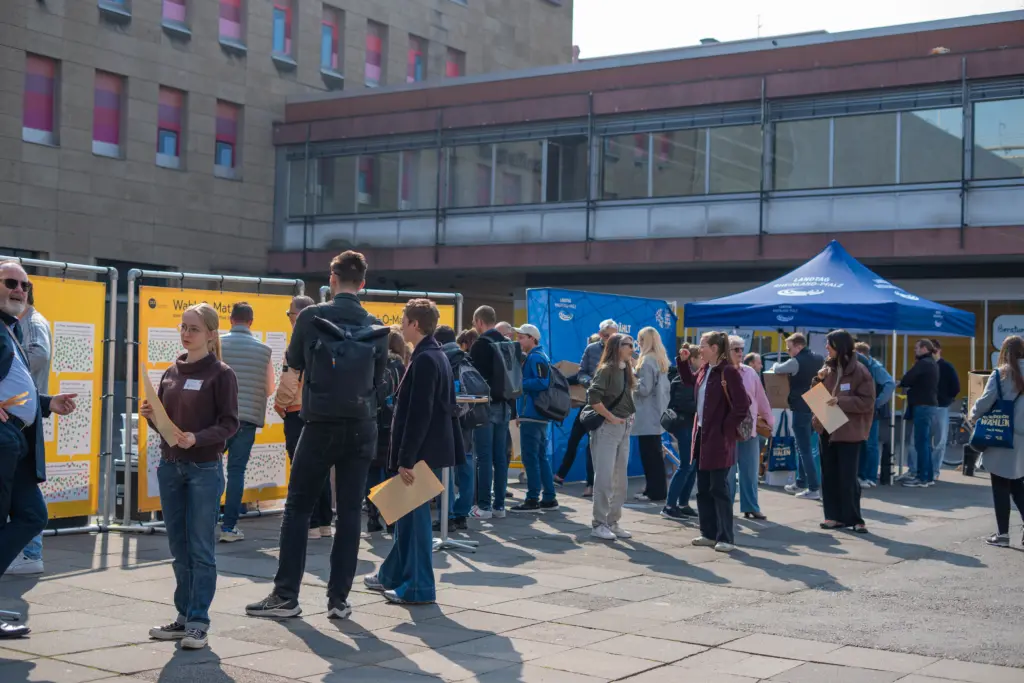Menschen vor dem gemeinsamen Demokratiestand des Landtags Rheinland-Pfalz und der Landeszentrale für politische Bildung