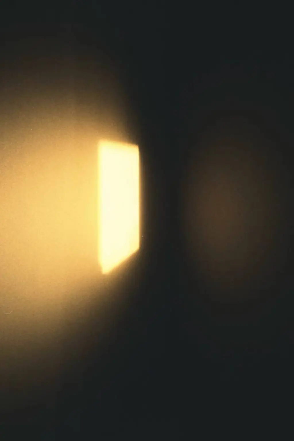 Weißes Licht an brauner Decke.