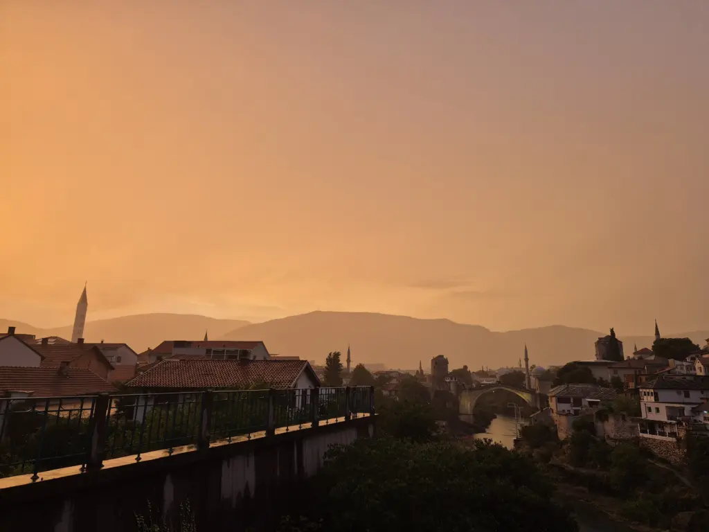 In Mostar prägen politische Spannungen und fehlende Zukunftsperspektiven den Alltag vieler junger Menschen.