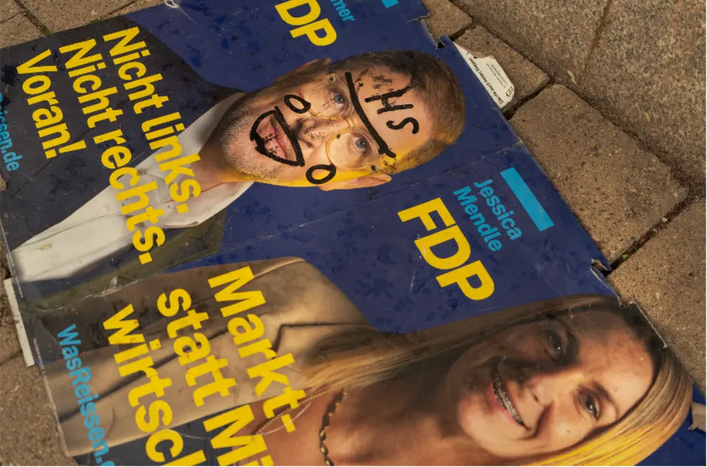 Heruntergerissene und beschmierte FDP-Plakate.